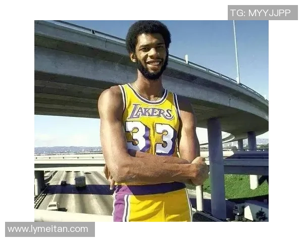 传奇中锋卡里姆阿布杜尔贾巴尔的篮球生涯与精神力量探索 传奇中锋卡里姆阿布杜尔贾巴尔的篮球生涯与精神力量探索