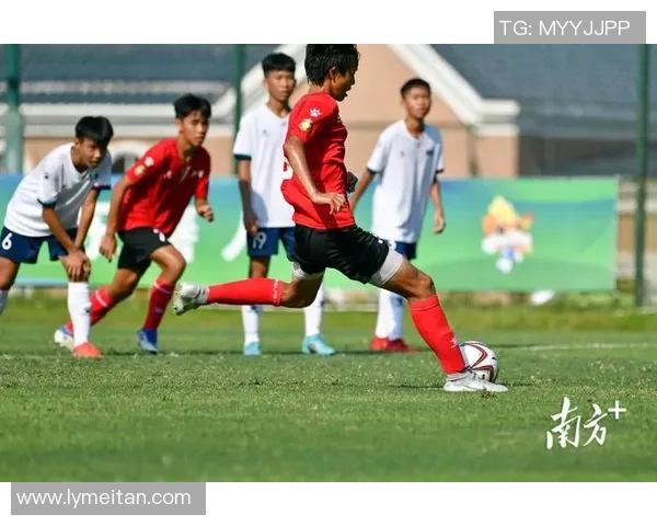 湘超足球赛事激战正酣 各队全力争夺冠军宝座展现竞技风采 湘超足球赛事激战正酣 各队全力争夺冠军宝座展现竞技风采